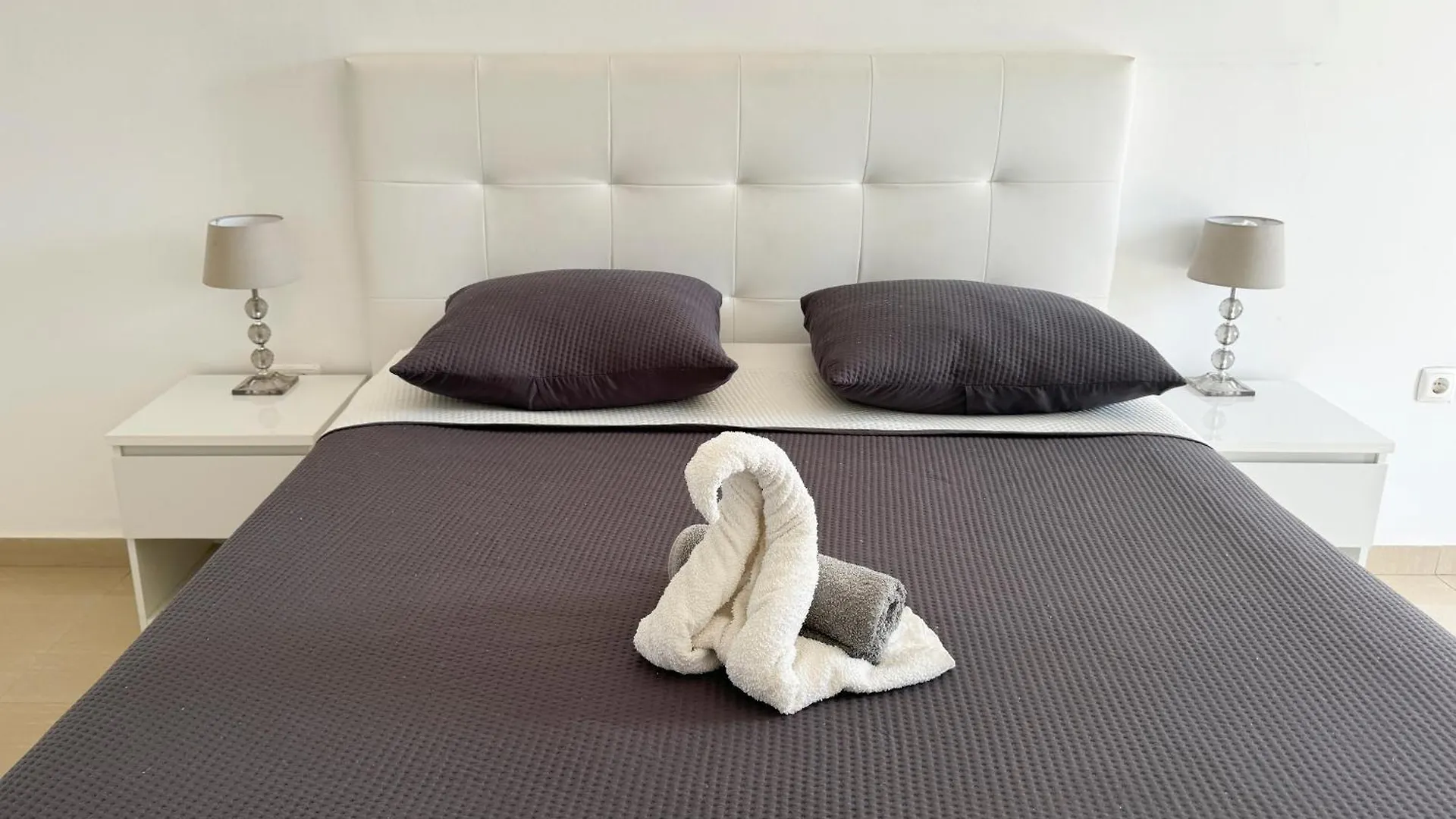 Apartment 3 Bedroom Apt, Free Wifi & Ac, Cidadela - Lcgr Praia
