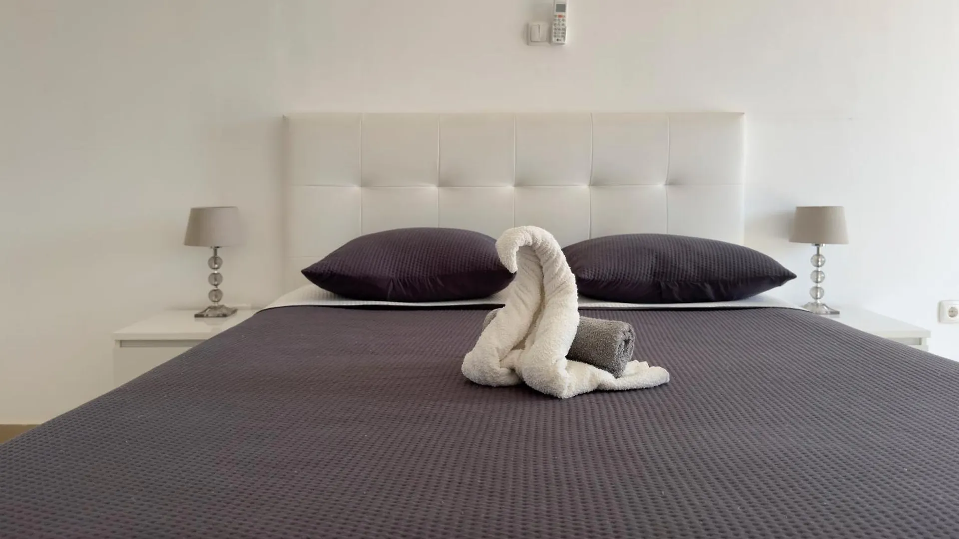 3 Bedroom Apt, Free Wifi & Ac, Cidadela - Lcgr contacts